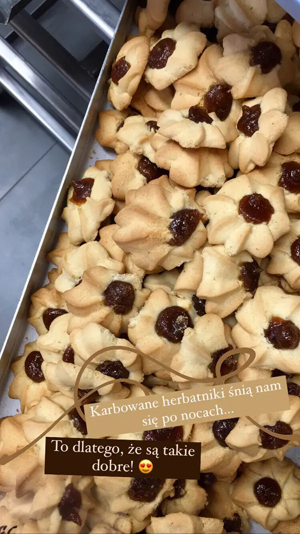 An Instagram story showing a bunch of shortcrust biscuits with a fruit jam.